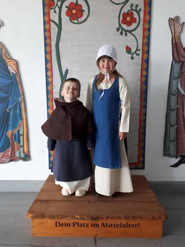 Kinder in Kostümen